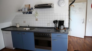 Frigorifero, microonde, forno, piano cottura