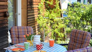 Outdoor dining - Apartment for 4 People, 70 m², Lake View, Balcony, and Wi-Fi (Radolfzell)
