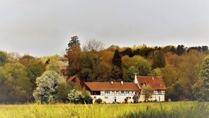 Exterior - Apartment for 4 People, 70 m², Lake View, Balcony, and Wi-Fi (Radolfzell)