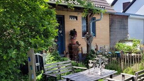 Outdoor dining - Apartment for 4 People, 70 m², Lake View, Balcony, and Wi-Fi (Radolfzell)