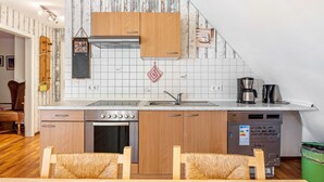 Wasserkocher mit Kaffee-/Teezubehör, Kühlschrank, Mikrowelle, Ofen