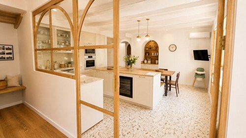 Holiday Home “La Maison Du Cap” with Private Terrace, Wi-Fi, and Air Conditioning