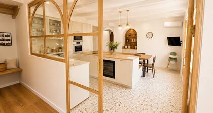 Holiday Home “La Maison Du Cap” with Private Terrace, Wi-Fi, and Air Conditioning
