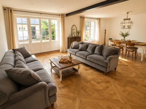 Holiday Home “La Maison Du Cap” with Private Terrace, Wi-Fi, and Air Conditioning