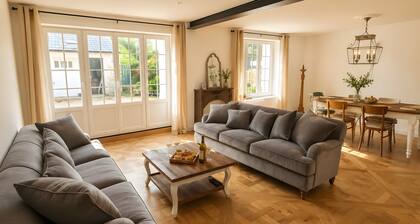 Holiday Home “La Maison Du Cap” with Private Terrace, Wi-Fi, and Air Conditioning