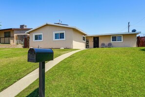 Interior - Private Pool & Yard! Family Getaway in Bakersfield (Bakersfield)