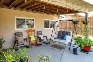Interior - Private Pool & Yard! Family Getaway in Bakersfield (Bakersfield)