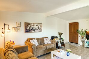 Interior - Private Pool & Yard! Family Getaway in Bakersfield (Bakersfield)