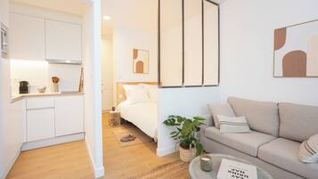 Suite, Balcony | Living area