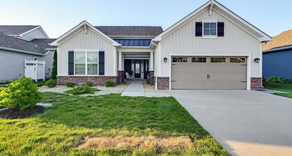 Beach Shuttle! Spacious Bishops Landing Retreat