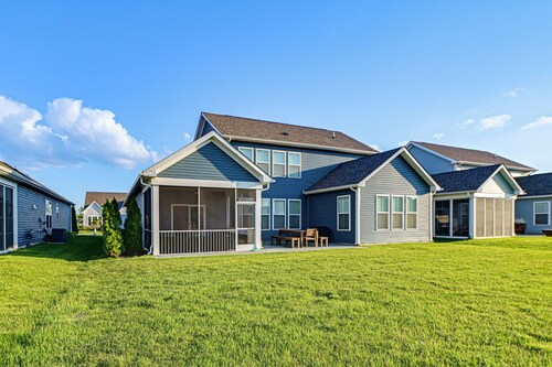 Beach Shuttle! Spacious Bishops Landing Retreat
