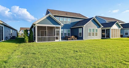 Beach Shuttle! Spacious Bishops Landing Retreat