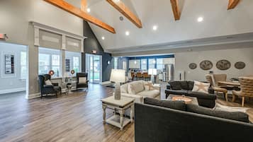 House (5 Bedrooms) | Interior