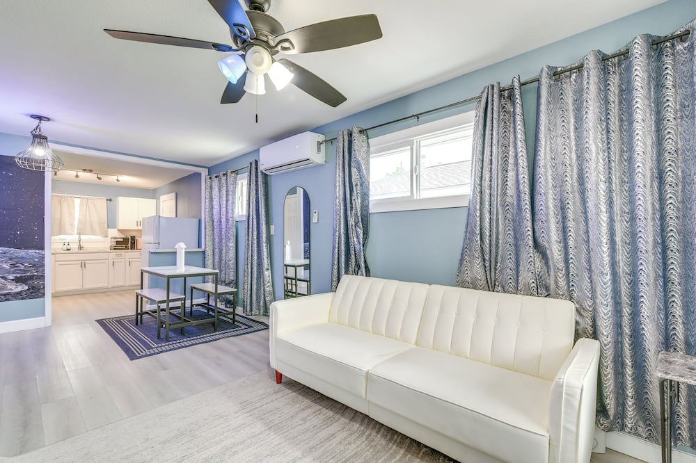 6 Mi to Med Center & NRG Stadium: Houston Home - Pearland, TX