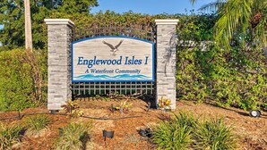 Schild für Englewood Isles I, eine Wohnanlage am Wasser, mit Vogel- und Wellen-Grafik.