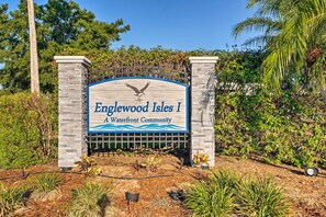 Schild für Englewood Isles I, eine Wohnanlage am Wasser, mit Vogel- und Wellen-Grafik.