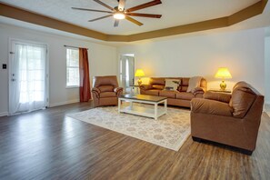 House (3 Bedrooms) | Interior - Spacious, Convenient! Deridder Home w/ Fenced Yard (DeRidder)