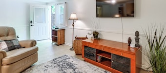 9 Mi to Uptown! Pet-friendly Retreat in Columbus