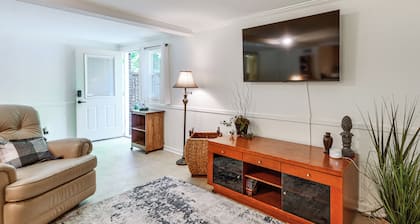 9 Mi to Uptown! Pet-friendly Retreat in Columbus