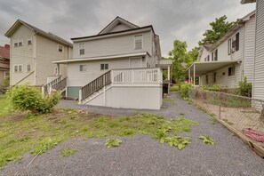 Apartment (1 Bedroom) | Interior - Walkable Hinton Getaway: Raft New River Gorge! (Hinton)