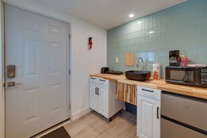 Apartment (1 Bedroom) | Interior - Walkable Hinton Getaway: Raft New River Gorge! (Hinton)