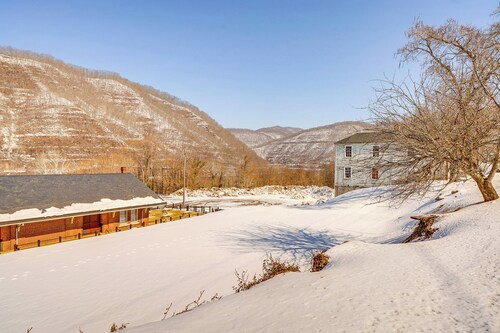 Walkable Hinton Getaway: Raft New River Gorge!