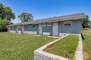 A single-story building with a flat roof, multiple windows, and a small front yard. - 3 Mi to Dtwn: Pet-friendly Studio in Huntsville (Huntsville)