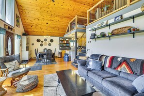 Interior - Private Deck + Hot Tub: Central Dickinson Home (Dickinson)