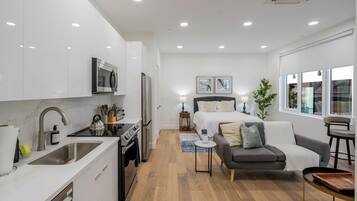 Fridge, oven, stovetop, dishwasher