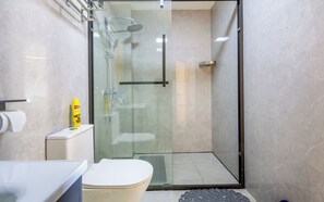 Bathroom - Cozy 1-bedroom apartment with AC/Swimming Pool/Gym/Kids PlayArea in Nairobi (Nairobi)