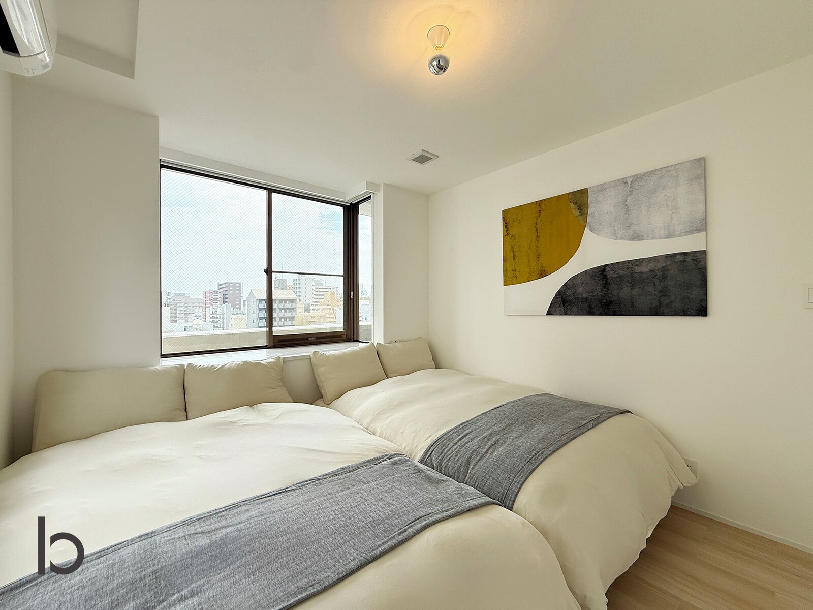 Apartamento família, vista para a cidade | Escrivaninha, espaço de trabalho para notebook