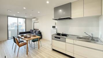 City Apartment | Private kitchen | Fridge, microwave, stovetop, cookware/dishes/utensils