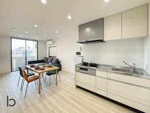 City Apartment | Private kitchen | Fridge, microwave, stovetop, cookware/dishes/utensils - Lafort Honkawa (Hiroshima City)