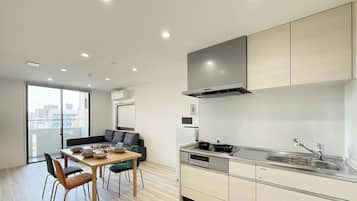 Apartamento urbano | Cozinha privada | Geladeira, micro-ondas, cooktop, talheres/pratos/utensílios de cozinha