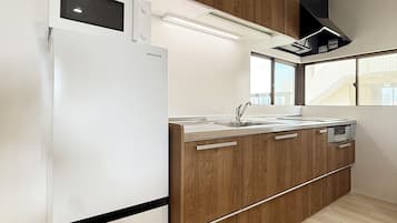 Apartemen Keluarga, pemandangan kota | Dapur pribadi | Lemari es, microwave, kompor, dan ketel listrik