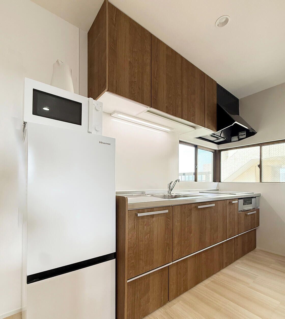 Apartament familiar, vistes a la ciutat | Cuina privada | Frigorífic, microones, placa de cuina i bullidora elèctrica 