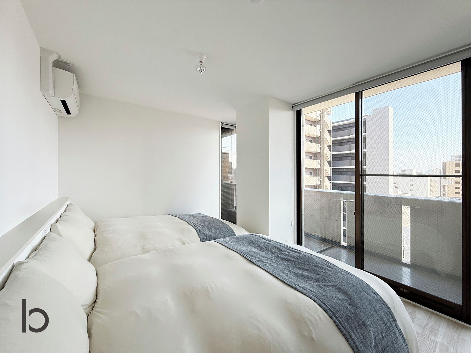City appartement | Een bureau, een laptopwerkplek, een strijkplank/strijkijzer, gratis wifi
