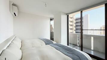 City appartement | Een bureau, een laptopwerkplek, een strijkplank/strijkijzer, gratis wifi