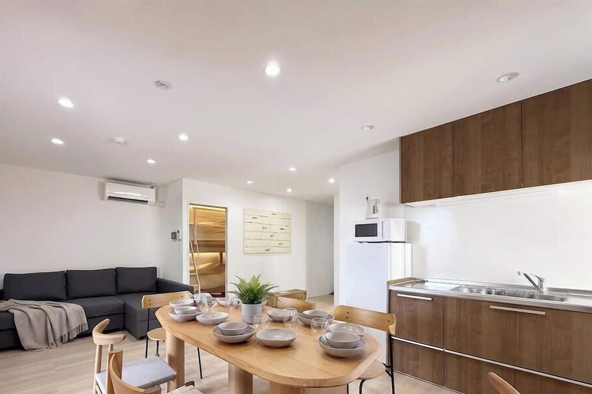 Departamento familiar, vista a la ciudad | Escritorio y espacio para trabajar con laptop