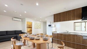 Familie appartement, uitzicht op de stad | Woonruimte | Een 65-inch smart-tv met kabelzenders