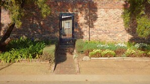 Shared Dormitory, 1 Bedroom | Exterior detail - Room-charming Lodge Room in Sandton With (Johannesburg)