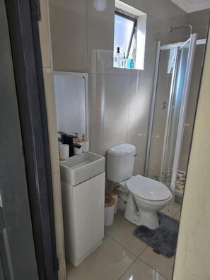 Room, 1 Bedroom | Bathroom