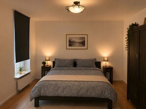 Tabla de planchar con plancha, wifi y ropa de cama 
