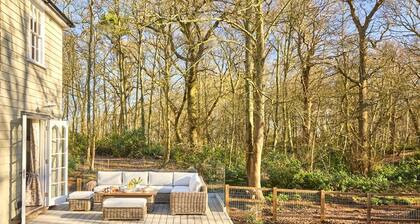 Exceptional woodland cottage in Constable Country - Cosgrove Lodge