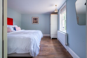 4 bedrooms, iron/ironing board, WiFi (free), bed sheets