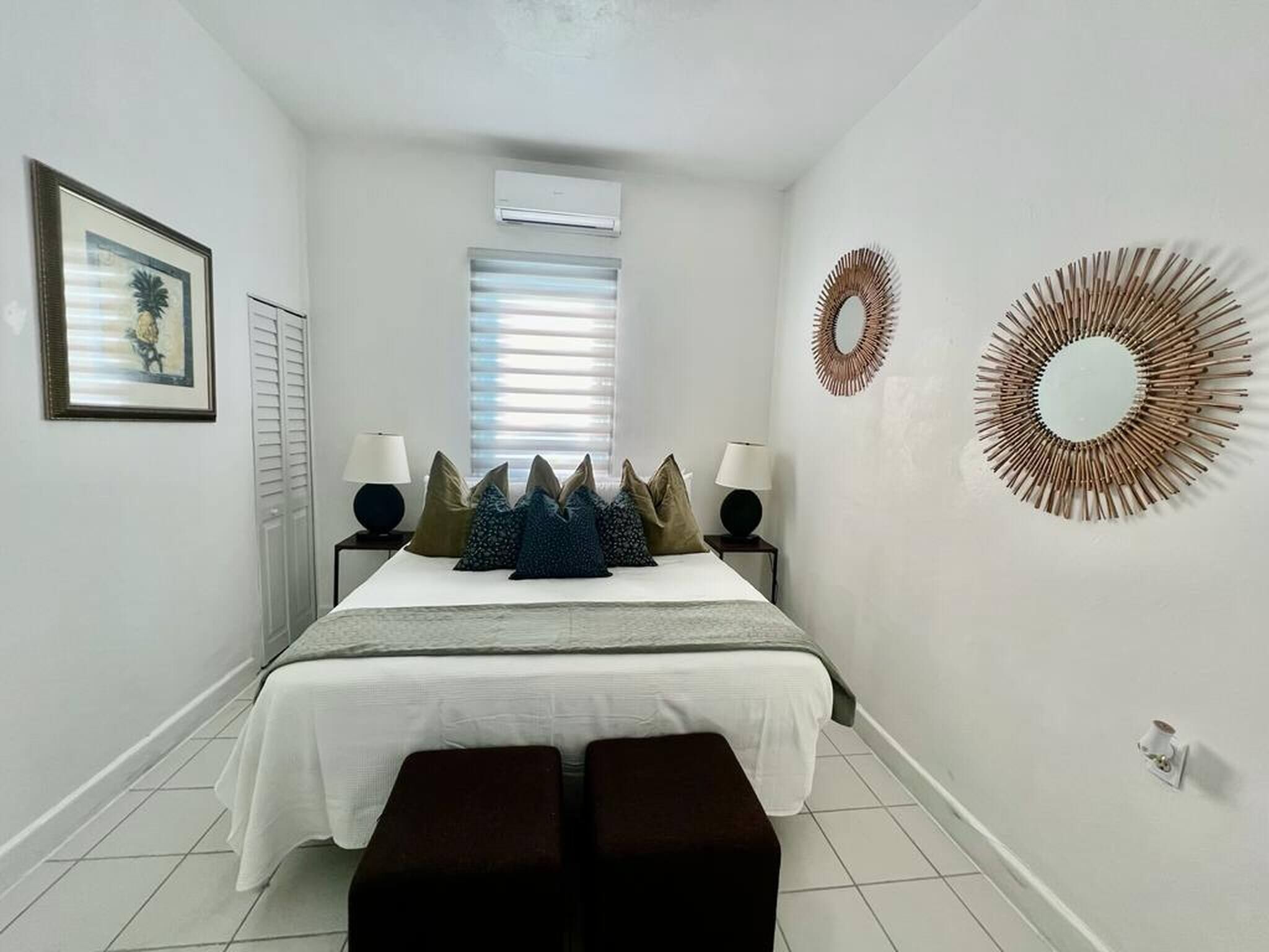 Tabla de planchar con plancha y ropa de cama 