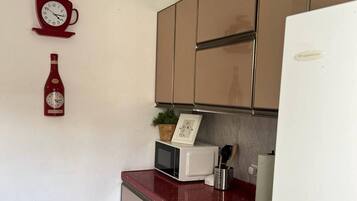 Microwave, coffee/tea maker, cookware/dishes/utensils, dining tables