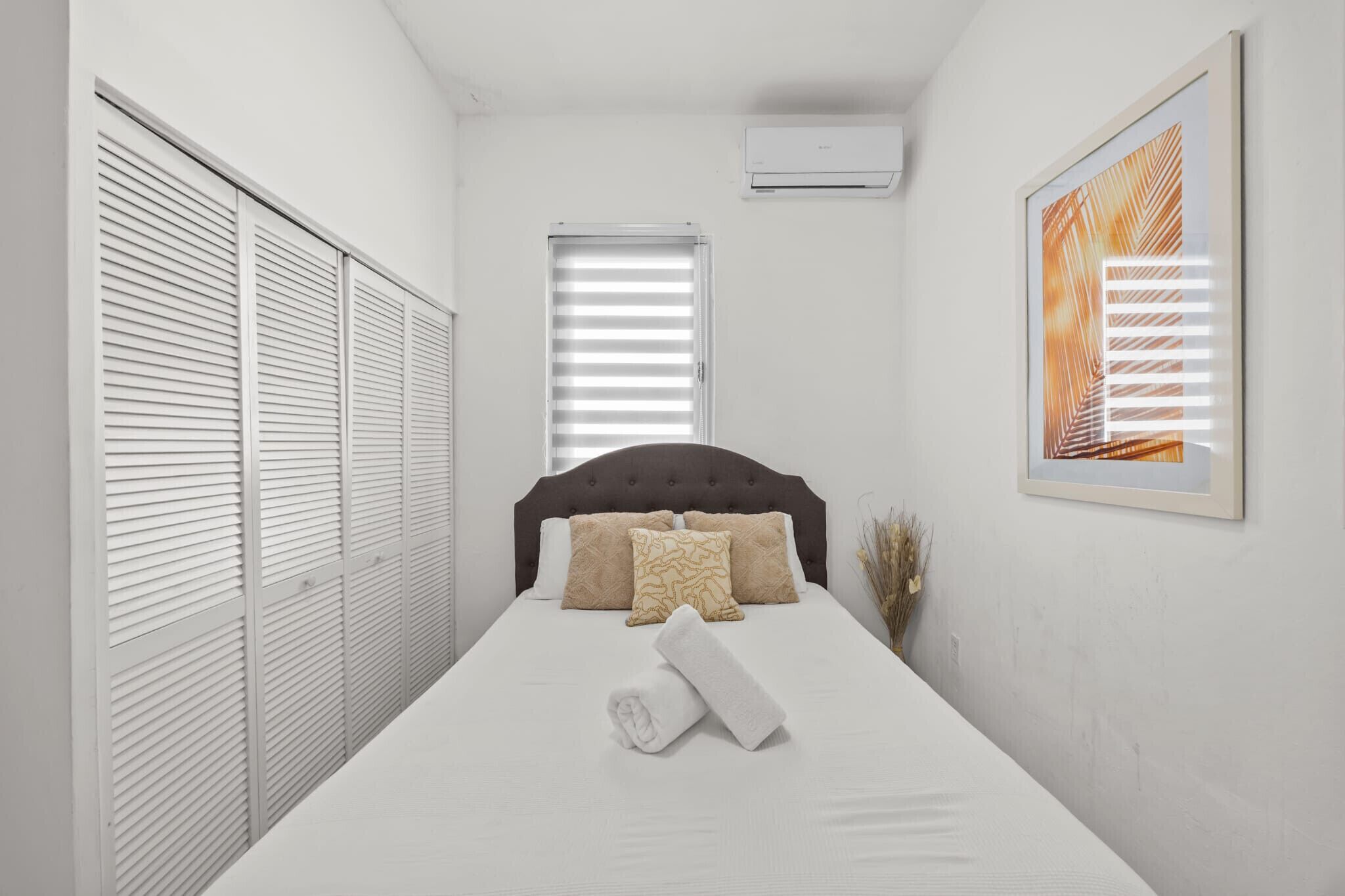 2 habitaciones, tabla de planchar con plancha y ropa de cama 