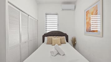 2 habitaciones, tabla de planchar con plancha y ropa de cama