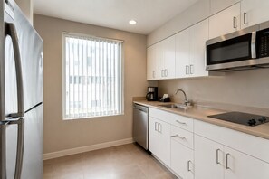 Chambre Standard | Cuisine privée | Réfrigérateur, micro-ondes, four, plaque de cuisson